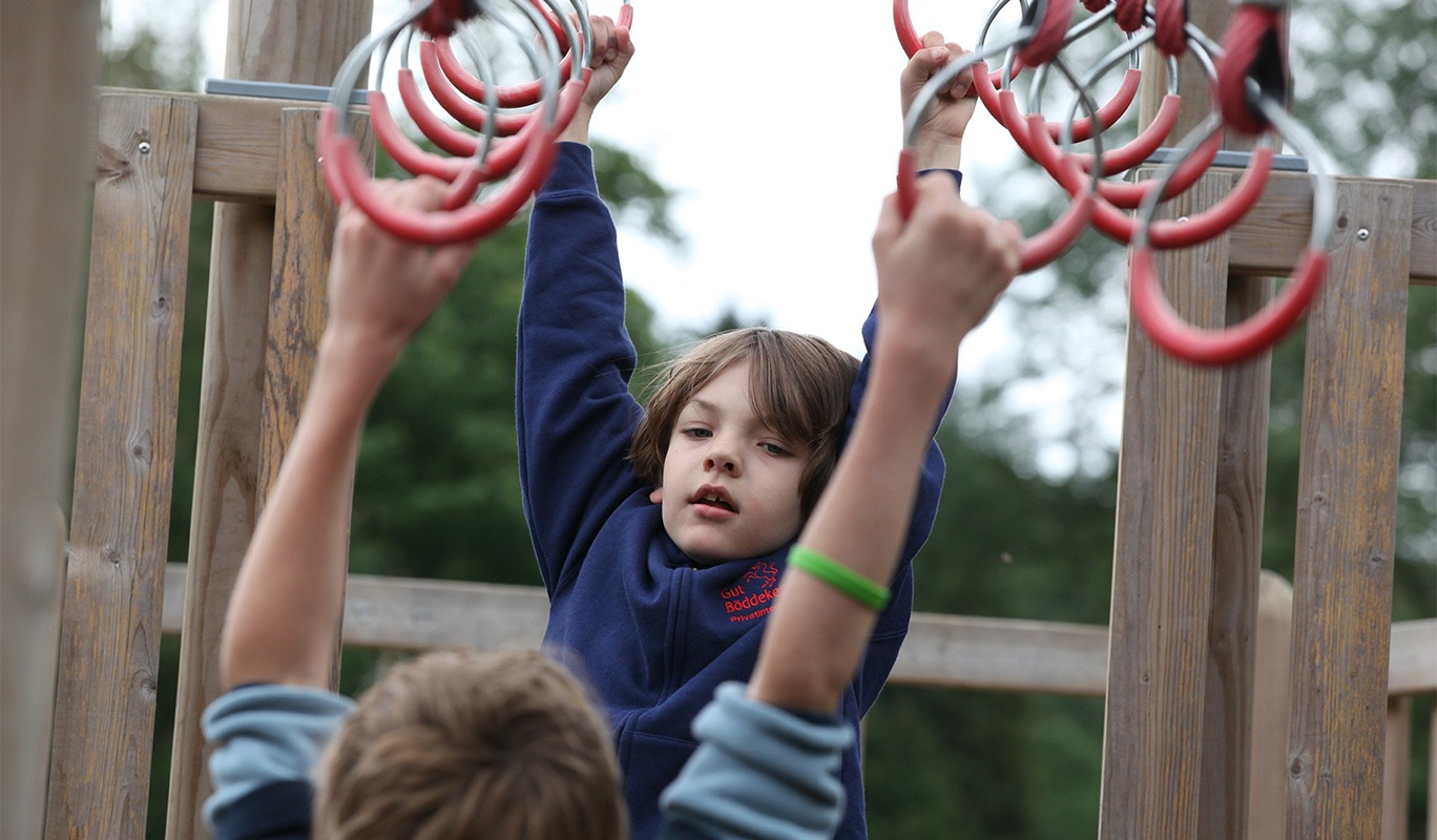 Spielen in der Unterrichtspause der Wohngrundschule Gut Böddeken