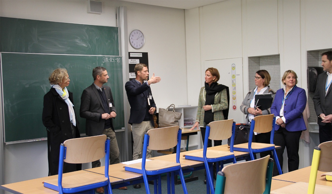 Bildungsministerin Gebauer besucht Sekundarschule Schloss Varenholz